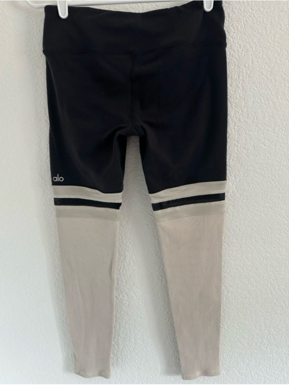 ALO Yoga - Mesh Stripe Ribbed 7/8 Leggings - Black/Bone - Women’s Size Small